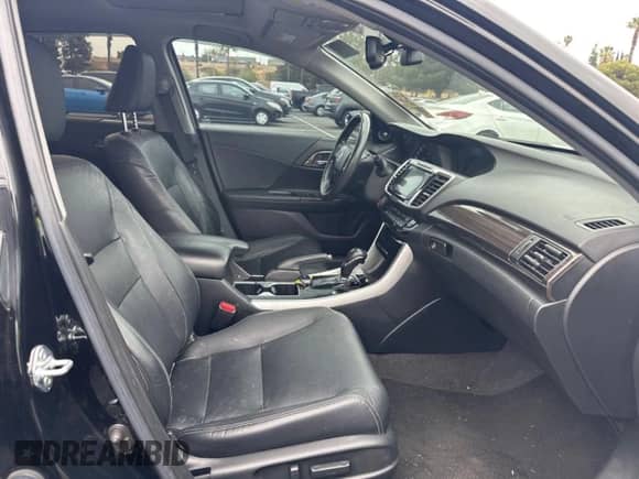 2017 Honda Accord Touring z VIN JHMCR6F74HC017371, wystawiony jako Copart lot #56739555 z przebiegiem 95 930 mil mil oraz Czysty tytuł • Clean title. Historia ofert i sprzedaży dostępna na DreamBid. Obrazek 24.