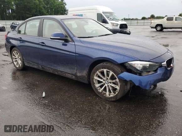 2017 BMW 3 Series 320i xDrive z VIN WBA8E5G55HNU22618, wystawiony jako Copart lot #55769045 z przebiegiem 81 163 mil mil oraz Szkoda całkowita • Salvage title. Historia ofert i sprzedaży dostępna na DreamBid. Obrazek 4.