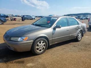1999 Toyota Camry LE z VIN JT2BF28K0X0223005, wystawiony jako Copart lot #71586335 z przebiegiem 175 317 mil mil oraz Szkoda całkowita • Salvage title. Historia ofert i sprzedaży dostępna na DreamBid. Obrazek 1.