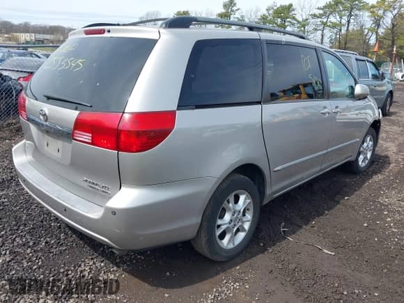 2005 Toyota Sienna XLE z VIN 5TDBA22C25S029481, wystawiony jako IAAI lot #41970856 z przebiegiem Nie podano mil oraz . Historia ofert i sprzedaży dostępna na DreamBid. Obrazek 4.