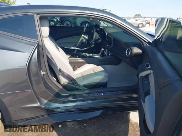 2018 Chevrolet Camaro 2SS z VIN 1G1FH1R78J0108224, wystawiony jako IAAI lot #43204029 z przebiegiem 28 372 mil mil oraz . Historia ofert i sprzedaży dostępna na DreamBid. Obrazek 5.