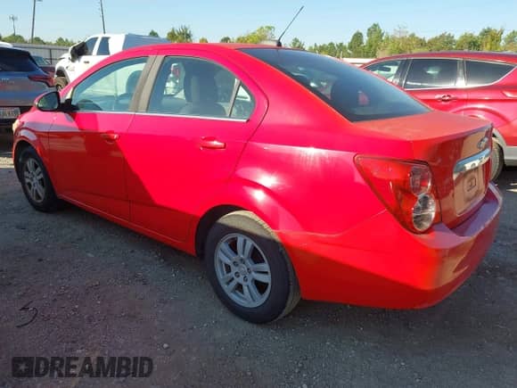 2015 Chevrolet Sonic LT z VIN 1G1JC5SH7F4100294, wystawiony jako IAAI lot #43323695 z przebiegiem 91 103 mil mil oraz . Historia ofert i sprzedaży dostępna na DreamBid. Obrazek 3.
