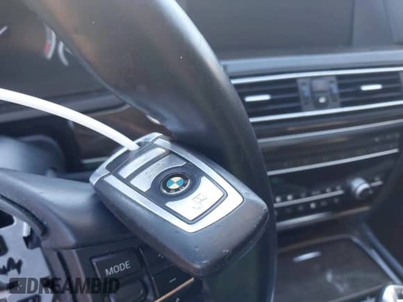 2012 BMW 7 Series 750Li xDrive z VIN WBAKC8C51CC435289, wystawiony jako IAAI lot #43340014 z przebiegiem 87 192 mil mil oraz . Historia ofert i sprzedaży dostępna na DreamBid. Obrazek 11.