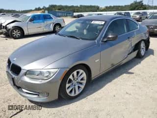 2012 BMW 3 Series 328i с VIN WBAKE5C57CE756265, выставлен на аукционе Copart как лот 60711125 с пробегом 81 997 миль миль и Списание • Salvage title. История ставок и продаж доступна на DreamBid. Изображение 1.