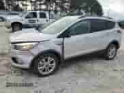 2018 Ford Escape SE z VIN 1FMCU9GD9JUA27475, wystawiony jako Copart lot #82301455 z przebiegiem 66 389 mil mil oraz Szkoda całkowita • Salvage title. Historia ofert i sprzedaży dostępna na DreamBid. Obrazek 1.
