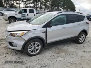 2018 Ford Escape SE z VIN 1FMCU9GD9JUA27475, wystawiony jako Copart lot #82301455 z przebiegiem 66 389 mil mil oraz Szkoda całkowita • Salvage title. Historia ofert i sprzedaży dostępna na DreamBid. Obrazek 1.
