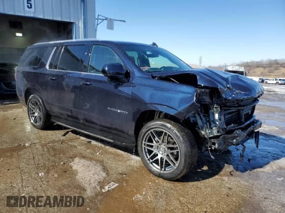 2024 Chevrolet Suburban LS z VIN 1GNSKBET0RR106398, wystawiony jako Copart lot #46058085 z przebiegiem Nie podano mil oraz Szkoda całkowita • Salvage title. Historia ofert i sprzedaży dostępna na DreamBid. Obrazek 4.