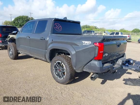 2025 Toyota Tacoma SR z VIN 3TMLB5JN1SM112238, wystawiony jako IAAI lot #43055742 z przebiegiem 3 958 mil mil oraz . Historia ofert i sprzedaży dostępna na DreamBid. Obrazek 3.