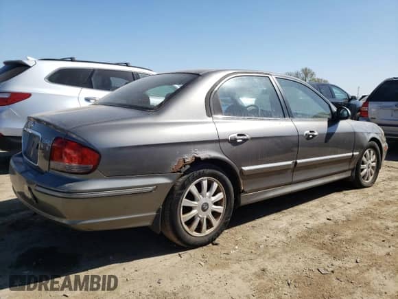 2003 Hyundai Sonata GLS z VIN KMHWF35H63A832574, wystawiony jako Copart lot #52094854 z przebiegiem 163 848 mil mil oraz Nie do naprawy • Non repairable. Historia ofert i sprzedaży dostępna na DreamBid. Obrazek 3.