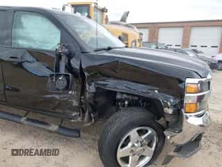 2015 Chevrolet Silverado 2500HD LT z VIN 1GC1KVEG9FF152026, wystawiony jako IAAI lot #43427334 z przebiegiem 214 348 mil mil oraz . Historia ofert i sprzedaży dostępna na DreamBid. Obrazek 6.