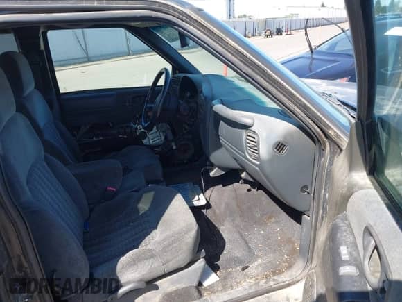 2002 Chevrolet S-10 LS с VIN 1GCCS19W128110211, выставлен на аукционе IAAI как лот 42333577 с пробегом 190 676 миль миль и . История ставок и продаж доступна на DreamBid. Изображение 5.