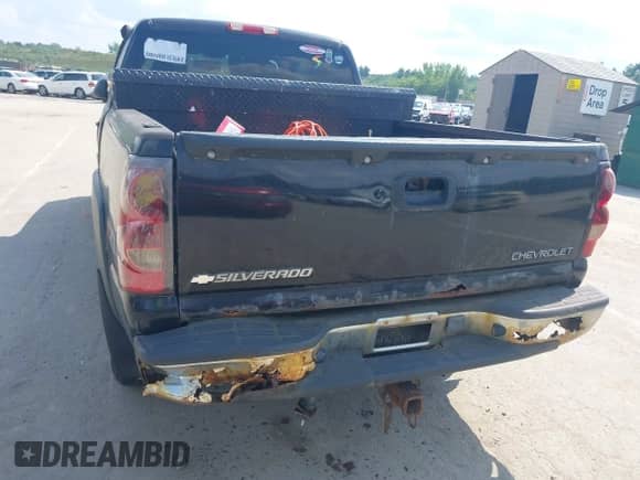 2004 Chevrolet Silverado 1500 Z71 z VIN 1GCEK19TX4E142481, wystawiony jako IAAI lot #42724167 z przebiegiem 183 644 mil mil oraz . Historia ofert i sprzedaży dostępna na DreamBid. Obrazek 6.