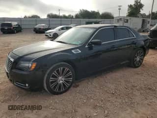 2013 Chrysler 300 S z VIN 2C3CCABG2DH519402, wystawiony jako Copart lot #86094085 z przebiegiem 149 063 mil mil oraz Czysty tytuł • Clean title. Historia ofert i sprzedaży dostępna na DreamBid. Obrazek 1.