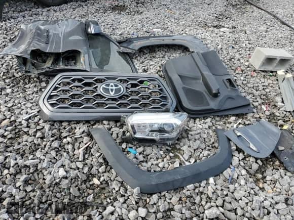 2022 Toyota Tacoma TRD Off Road with VIN 3TMCZ5AN4NM515100, listed as a Copart auction lot 84576995 with 33,917 mi miles and Salvage title. Bid and sale history available at DreamBid. Image 12.