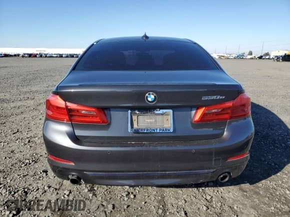 2018 BMW 5 Series 530e z VIN WBAJA9C53JB033655, wystawiony jako Copart lot #86190295 z przebiegiem 121 802 mil mil oraz Czysty tytuł • Clean title. Historia ofert i sprzedaży dostępna na DreamBid. Obrazek 6.