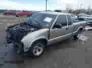 2002 Chevrolet S-10 LS z VIN 1GCCS19W128174992, wystawiony jako IAAI lot #41739237 z przebiegiem Nie podano mil oraz . Historia ofert i sprzedaży dostępna na DreamBid. Obrazek 15.