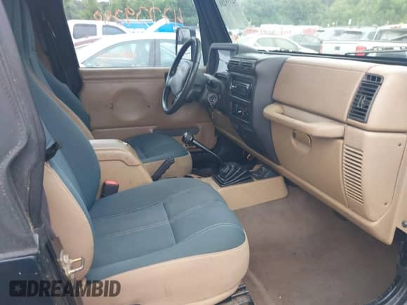 2001 Jeep Wrangler Sahara z VIN 1J4FA59S41P376079, wystawiony jako IAAI lot #42739280 z przebiegiem 255 999 mil mil oraz . Historia ofert i sprzedaży dostępna na DreamBid. Obrazek 5.