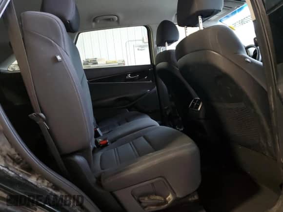 2018 Kia Sorento LX z VIN 5XYPGDA33JG383809, wystawiony jako Copart lot #67726675 z przebiegiem 114 685 mil mil oraz Czysty tytuł • Clean title. Historia ofert i sprzedaży dostępna na DreamBid. Obrazek 11.