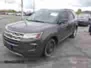 2018 Ford Explorer XLT z VIN 1FM5K7DH7JGA40847, wystawiony jako IAAI lot #43525561 z przebiegiem 85 342 mil mil oraz . Historia ofert i sprzedaży dostępna na DreamBid. Obrazek 2.