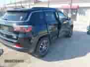 2017 Jeep Compass Latitude z VIN 3C4NJDBB6HT660714, wystawiony jako IAAI lot #43370557 z przebiegiem 99 034 mil mil oraz . Historia ofert i sprzedaży dostępna na DreamBid. Obrazek 4.