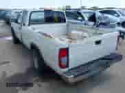 1998 Nissan Frontier XE z VIN 1N6DD26S3WC374939, wystawiony jako IAAI lot #42370706 z przebiegiem Nie podano mil oraz . Historia ofert i sprzedaży dostępna na DreamBid. Obrazek 3.