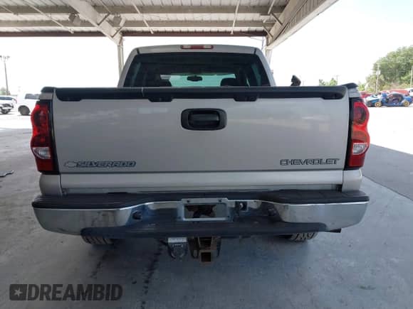 2005 Chevrolet Silverado 1500 LS z VIN 2GCEC13T551113785, wystawiony jako IAAI lot #42156343 z przebiegiem 125 581 mil mil oraz . Historia ofert i sprzedaży dostępna na DreamBid. Obrazek 16.