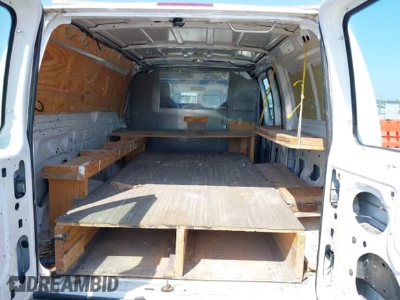 2011 Ford Econoline Cargo Commercial z VIN 1FTNE2EL1BDA91913, wystawiony jako IAAI lot #42113703 z przebiegiem 158 619 mil mil oraz . Historia ofert i sprzedaży dostępna na DreamBid. Obrazek 17.