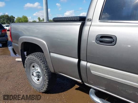 2007 Chevrolet Silverado 2500HD LS z VIN 1GCHC23U97F195897, wystawiony jako IAAI lot #43178020 z przebiegiem 221 601 mil mil oraz . Historia ofert i sprzedaży dostępna na DreamBid. Obrazek 6.
