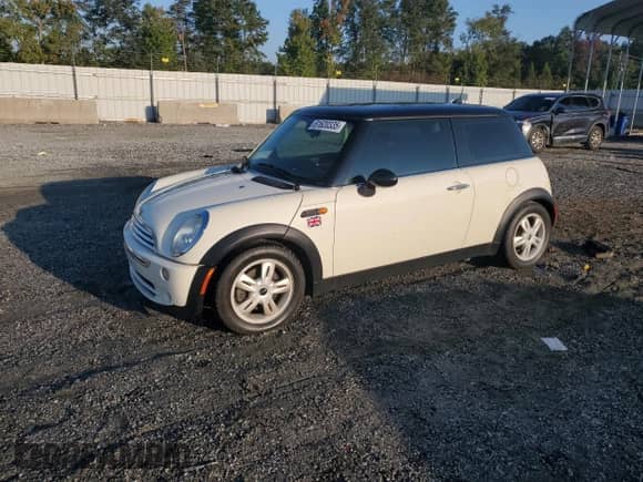 2006 MINI Hardtop with VIN WMWRC33536TK66138, listed as a Copart auction lot 81620335 with 128,877 mi miles and Salvage title. Bid and sale history available at DreamBid. Image 1.