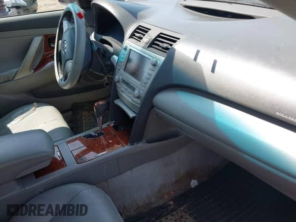 2011 Toyota Camry LE z VIN 4T1BF3EKXBU119930, wystawiony jako IAAI lot #42916313 z przebiegiem 232 137 mil mil oraz . Historia ofert i sprzedaży dostępna na DreamBid. Obrazek 5.