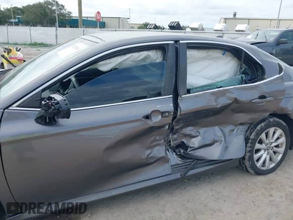 2020 Toyota Camry LE z VIN 4T1C11AK2LU999892, wystawiony jako IAAI lot #43225624 z przebiegiem Nie podano mil oraz . Historia ofert i sprzedaży dostępna na DreamBid. Obrazek 6.