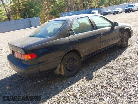 2001 Toyota Camry CE z VIN 4T1BG28K11U076564, wystawiony jako IAAI lot #43443338 z przebiegiem 196 261 mil mil oraz . Historia ofert i sprzedaży dostępna na DreamBid. Obrazek 4.
