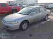 1998 Honda Accord LX z VIN 1HGCG1647WA022039, wystawiony jako IAAI lot #41383541 z przebiegiem 209 295 mil mil oraz . Historia ofert i sprzedaży dostępna na DreamBid. Obrazek 2.