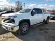 2025 Chevrolet Silverado 2500HD z VIN 1GC4KPE71SF109979, wystawiony jako Copart lot #83874004 z przebiegiem 4 571 mil mil oraz Szkoda całkowita • Salvage title. Historia ofert i sprzedaży dostępna na DreamBid. Obrazek 1.
