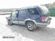 1999 Chevrolet Blazer LS z VIN 1GNCS13W3X2174681, wystawiony jako Copart lot #51832365 z przebiegiem 209 536 mil mil oraz Szkoda całkowita • Salvage title. Historia ofert i sprzedaży dostępna na DreamBid. Obrazek 2.
