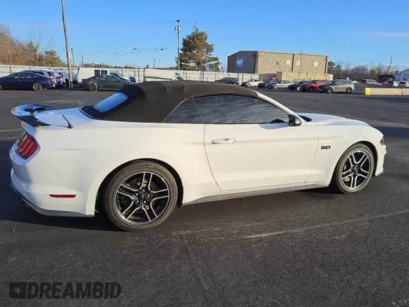 2018 Ford Mustang GT Premium z VIN 1FATP8FF0J5142717, wystawiony jako Copart lot #47131405 z przebiegiem 75 092 mil mil oraz Czysty tytuł • Clean title. Historia ofert i sprzedaży dostępna na DreamBid. Obrazek 3.