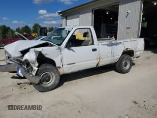 1999 Chevrolet Silverado 2500 с VIN 1GCGC24R0XR717997, выставлен на аукционе Copart как лот 73216834 с пробегом Не указан миль и Списание • Salvage title. История ставок и продаж доступна на DreamBid. Изображение 1.