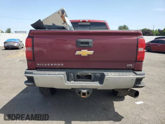 2015 Chevrolet Silverado 2500HD LTZ z VIN 1GC1KWE8XFF555091, wystawiony jako Copart lot #60216925 z przebiegiem 466 252 mil mil oraz Szkoda całkowita • Salvage title. Historia ofert i sprzedaży dostępna na DreamBid. Obrazek 6.