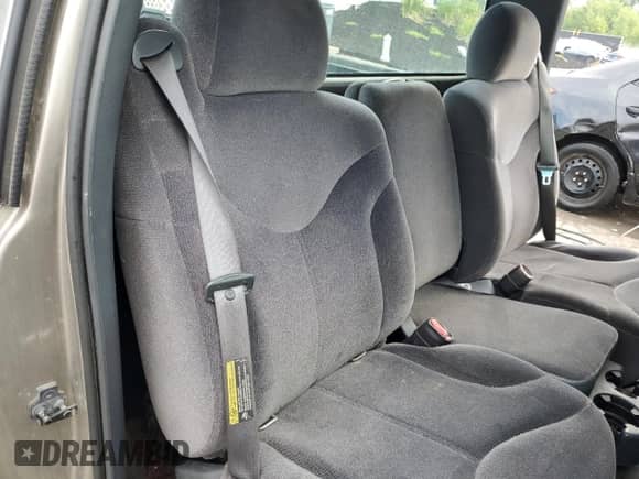 2002 GMC Sierra 1500 z VIN 1GTEC14W22Z113612, wystawiony jako Copart lot #64998175 z przebiegiem 231 039 mil mil oraz Czysty tytuł • Clean title. Historia ofert i sprzedaży dostępna na DreamBid. Obrazek 10.