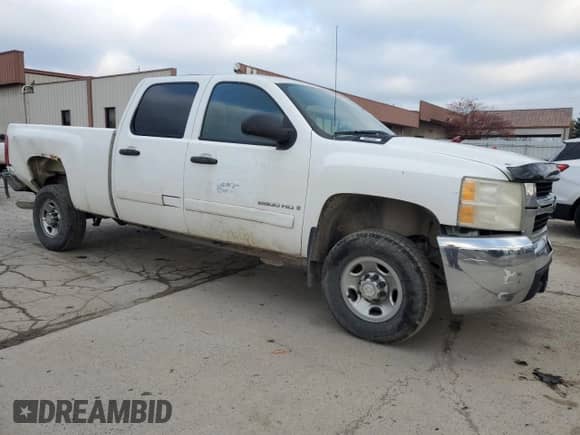 2008 Chevrolet Silverado 2500HD LTZ z VIN 1GCHC23K98F171941, wystawiony jako Copart lot #82393834 z przebiegiem 212 553 mil mil oraz Szkoda całkowita • Salvage title. Historia ofert i sprzedaży dostępna na DreamBid. Obrazek 4.