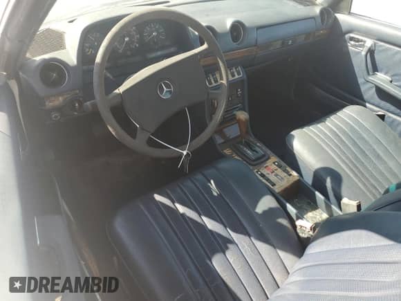 1982 Mercedes-Benz 300 z VIN WDBAB53A9CB001316, wystawiony jako Copart lot #77039934 z przebiegiem 221 891 mil mil oraz Czysty tytuł • Clean title. Historia ofert i sprzedaży dostępna na DreamBid. Obrazek 8.