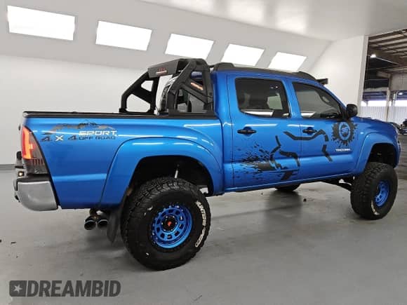2005 Toyota Tacoma PreRunner with VIN 3TMJU62N05M002100, listed as a Copart auction lot 84837805 with 300,227 mi miles and Clean title. Bid and sale history available at DreamBid. Image 3.