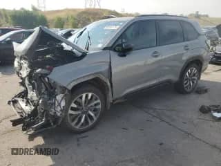 2025 Subaru Forester Touring z VIN JF2SLDTC7SH452580, wystawiony jako Copart lot #68940175 z przebiegiem 5 250 mil mil oraz Szkoda całkowita • Salvage title. Historia ofert i sprzedaży dostępna na DreamBid. Obrazek 1.