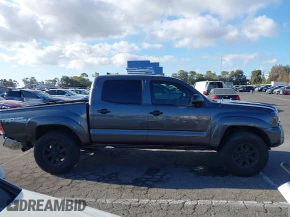 2015 Toyota Tacoma PreRunner z VIN 3TMJU4GNXFM177811, wystawiony jako IAAI lot #43176687 z przebiegiem 129 127 mil mil oraz . Historia ofert i sprzedaży dostępna na DreamBid. Obrazek 13.