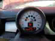 2013 MINI Hardtop z VIN WMWSU3C55DT677925, wystawiony jako Copart lot #84402145 z przebiegiem 100 521 mil mil oraz Szkoda całkowita • Salvage title. Historia ofert i sprzedaży dostępna na DreamBid. Obrazek 9.