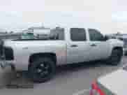 2011 Chevrolet Silverado 1500 LS z VIN 3GCPKREA4BG390355, wystawiony jako IAAI lot #42206957 z przebiegiem 153 766 mil mil oraz . Historia ofert i sprzedaży dostępna na DreamBid. Obrazek 13.