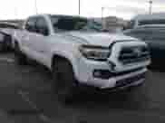 2017 Toyota Tacoma SR5 z VIN 5TFAX5GN7HX085615, wystawiony jako IAAI lot #43270029 z przebiegiem 99 951 mil mil oraz . Historia ofert i sprzedaży dostępna na DreamBid. Obrazek 1.