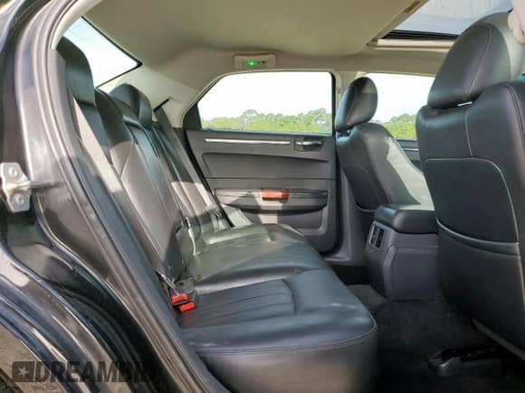 2009 Chrysler 300 C Hemi с VIN 2C3KA63T89H572011, выставлен на аукционе Copart как лот 62315945 с пробегом 97 278 миль миль и Чистый • Clean title. История ставок и продаж доступна на DreamBid. Изображение 10.