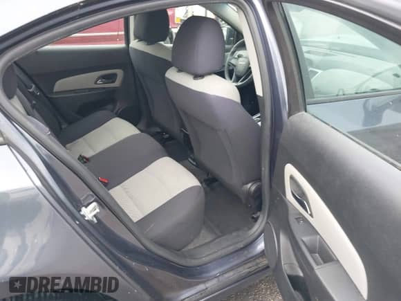 2013 Chevrolet Cruze LS z VIN 1G1PA5SH9D7148312, wystawiony jako IAAI lot #43297955 z przebiegiem 181 088 mil mil oraz . Historia ofert i sprzedaży dostępna na DreamBid. Obrazek 8.