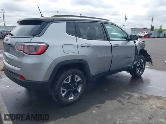2018 Jeep Compass Trailhawk z VIN 3C4NJDDB7JT419375, wystawiony jako IAAI lot #43213951 z przebiegiem 60 692 mil mil oraz . Historia ofert i sprzedaży dostępna na DreamBid. Obrazek 4.